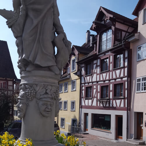 Die Winzergasse mit Schnabelgierebrunnen